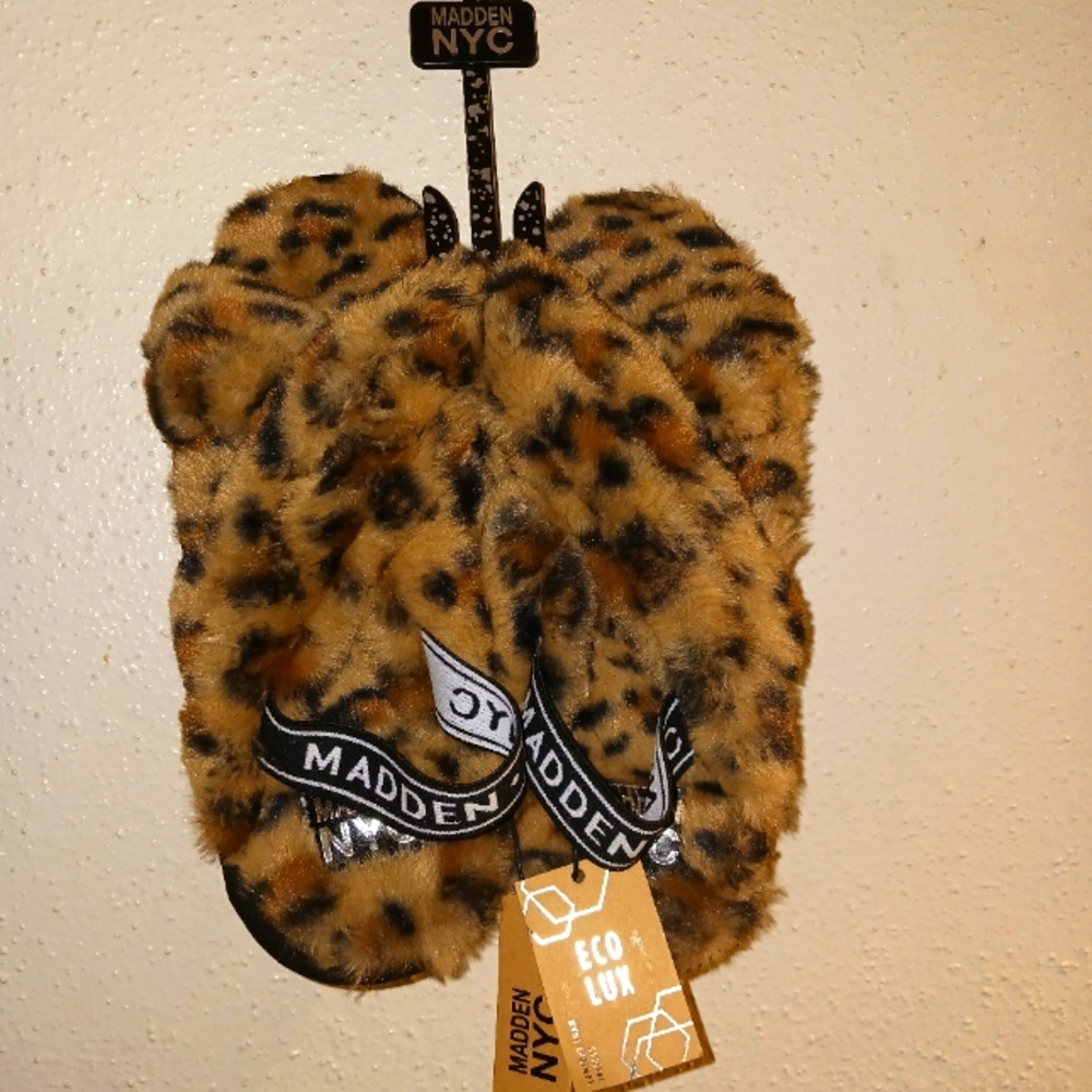 🤩Brand new🤩 NYC Madden furry sandles/slippers